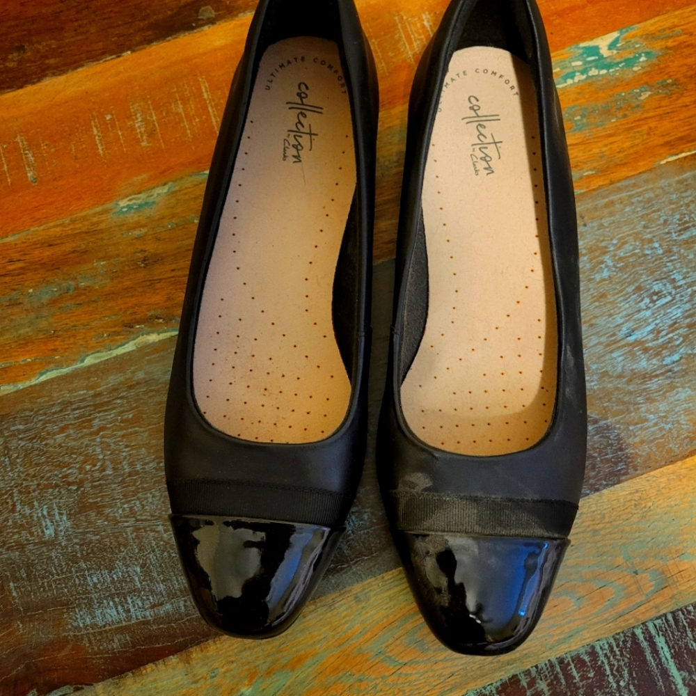 Size 11 black Clarks flats